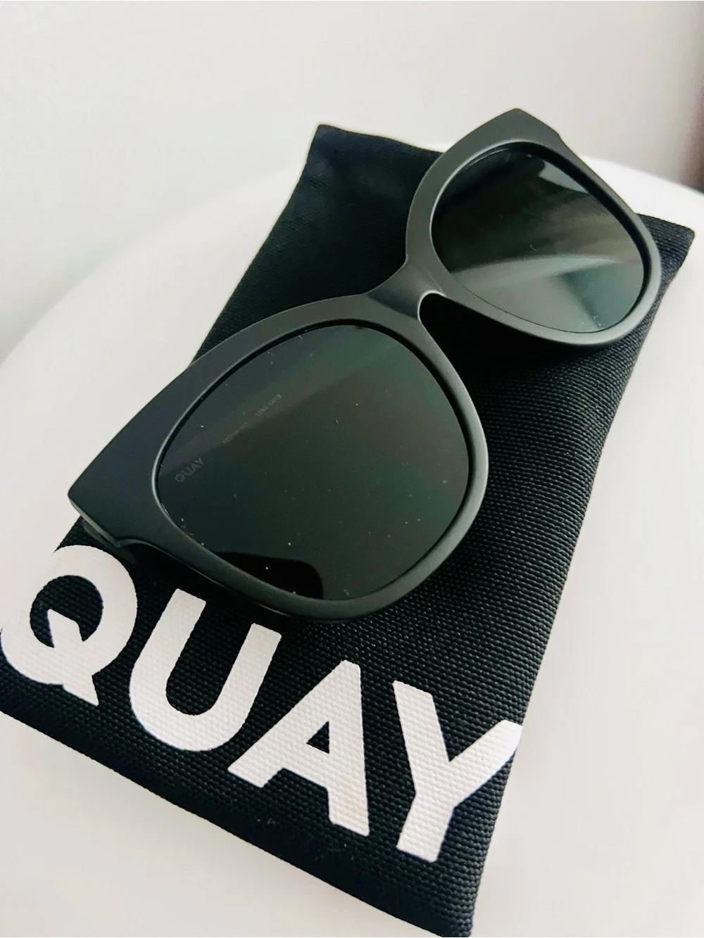 NEW Quay Australia “It’s My Way” Black Cat-Eye Sunglasses + Case